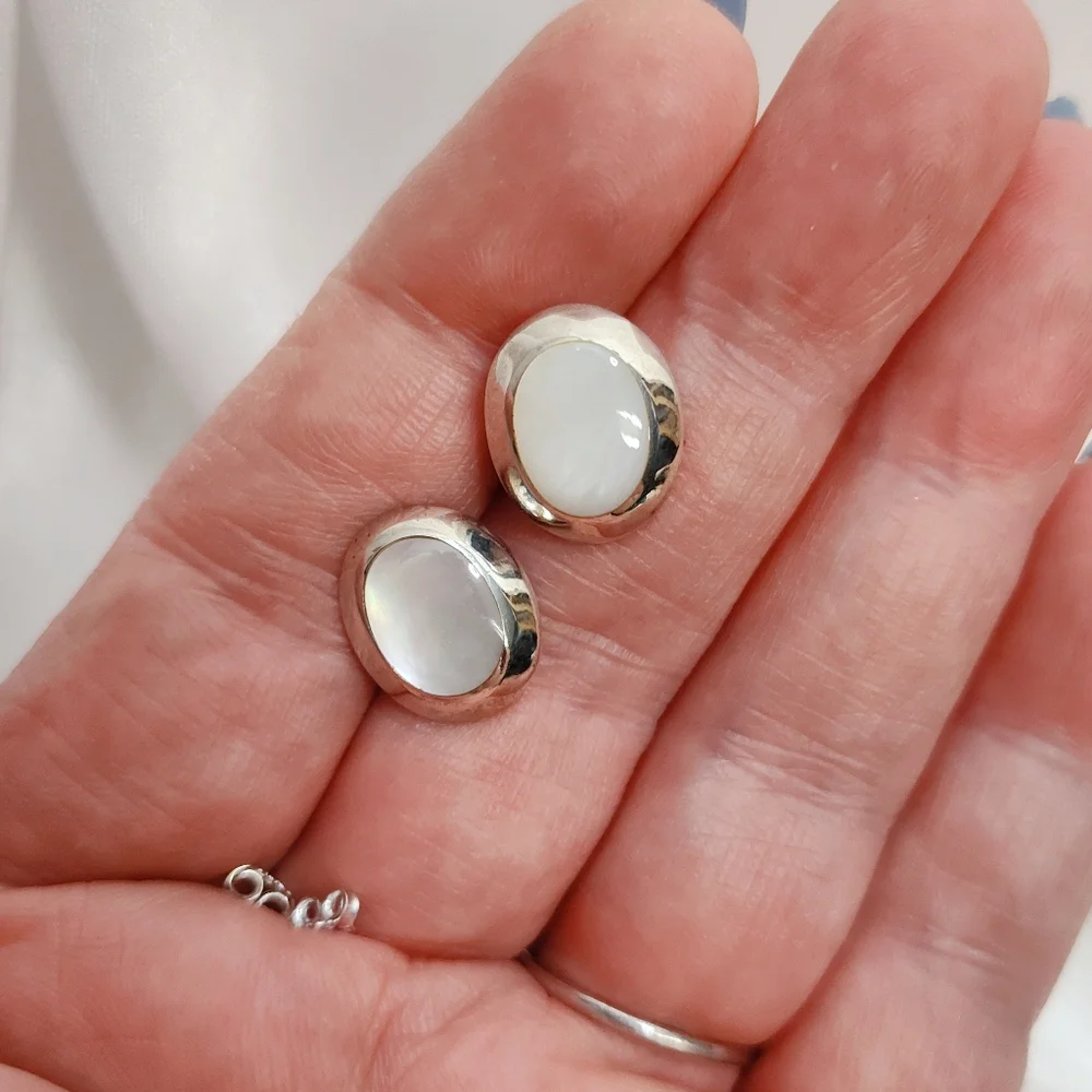 Vintage Sterling Silver White Mother Of Pearl Oval Post Back Earrings - Picture 4 of 8